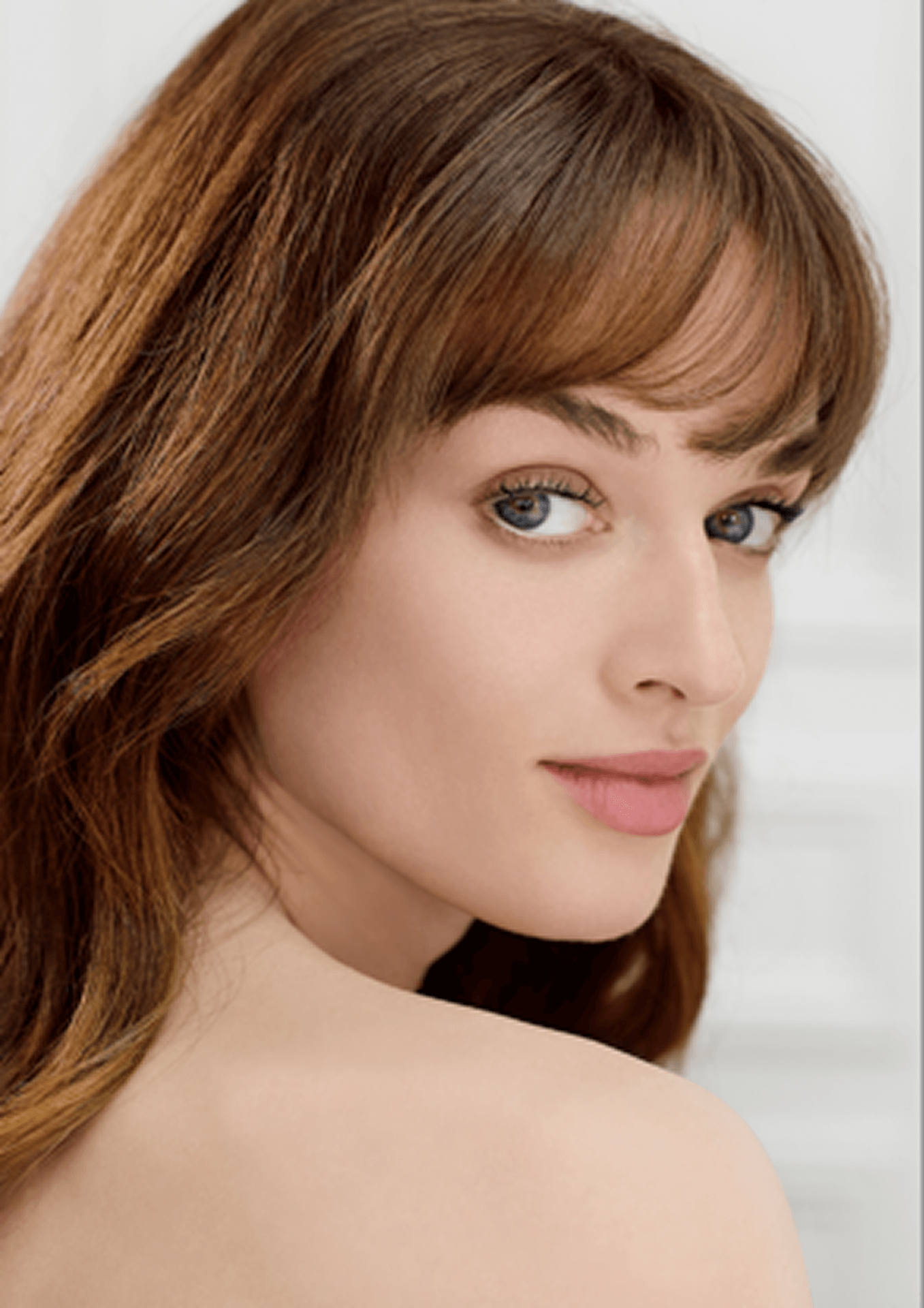 Woman showcasing the MATIS Réponse Regard professional eye care collection for brighter, smoother and youthful-looking eyes.